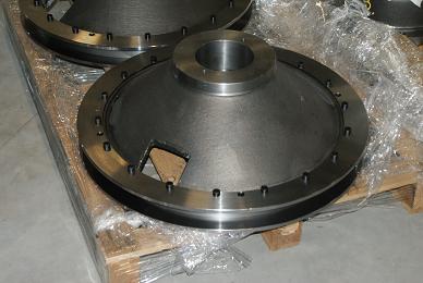 Adjustment disk for hydraulically adjustable blades