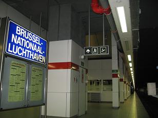 Bahnsteig im Bahnhof